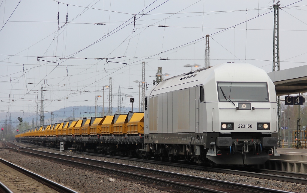 PCT 223 158 mit Abraumzug(?) in Fahrtrichtung Sden. Aufgenommen am 14.04.2012 in Eichenberg.