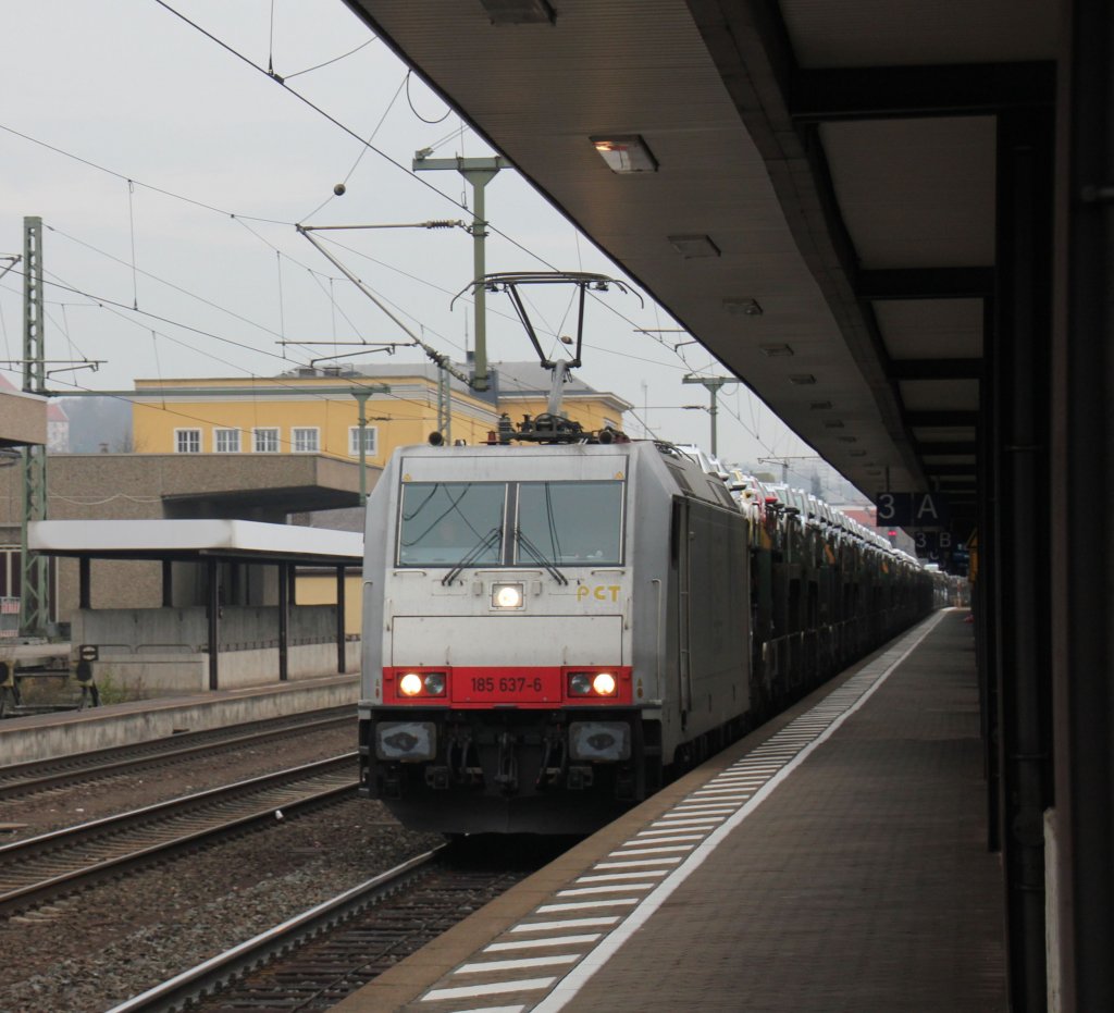 PCT-Altmann 185 637 zieht am 10.11.2012 einen Autozug durch Fulda.