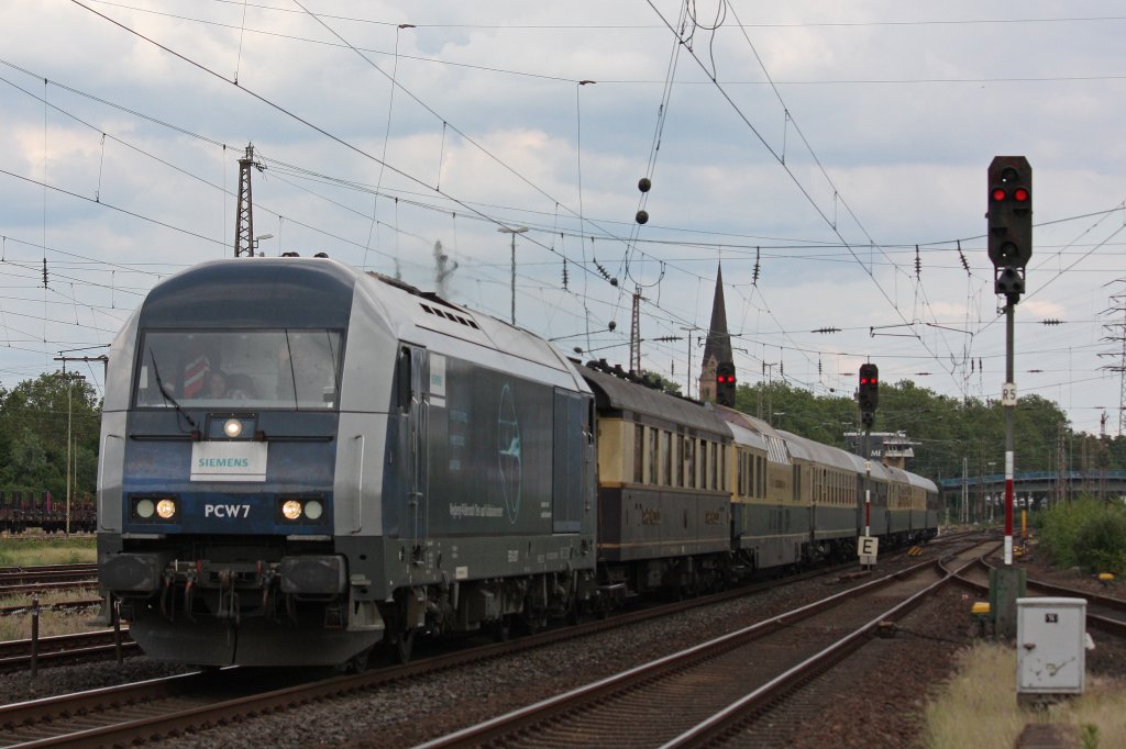 PCW 7 war am 10.6.12 mit dem Eurostrand Fintel Sonderzug unterwegs.Im Zug wurden auch noch zwei Rheingoldwagen berfhrt welche fr die  Sufer  allerdings nicht zugnglich waren.Aufgenommen in Mlheim-Styrum.
Gru an den Tf!