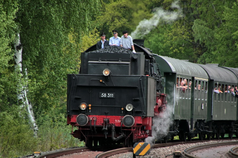 Pendelfahrt am 23.5.10 zum Dampflokfestival 175 Jahre Deutsche Eisenbahn in Neuenmarkt-Wirsberg auf der Schiefen Ebene mit der sch�ne Aussicht nach hinten auf dem R�ckweg am Haltesignal