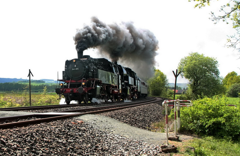 Pendelfahrt am 23.5.10 zum Dampflokfestival 175 Jahre Deutsche Eisenbahn in Neuenmarkt-Wirsberg auf der Schiefen Ebene mit 64 491 (VSL), 65 1049 (ZL)und 52 8195 (SL)(nicht im Bild)