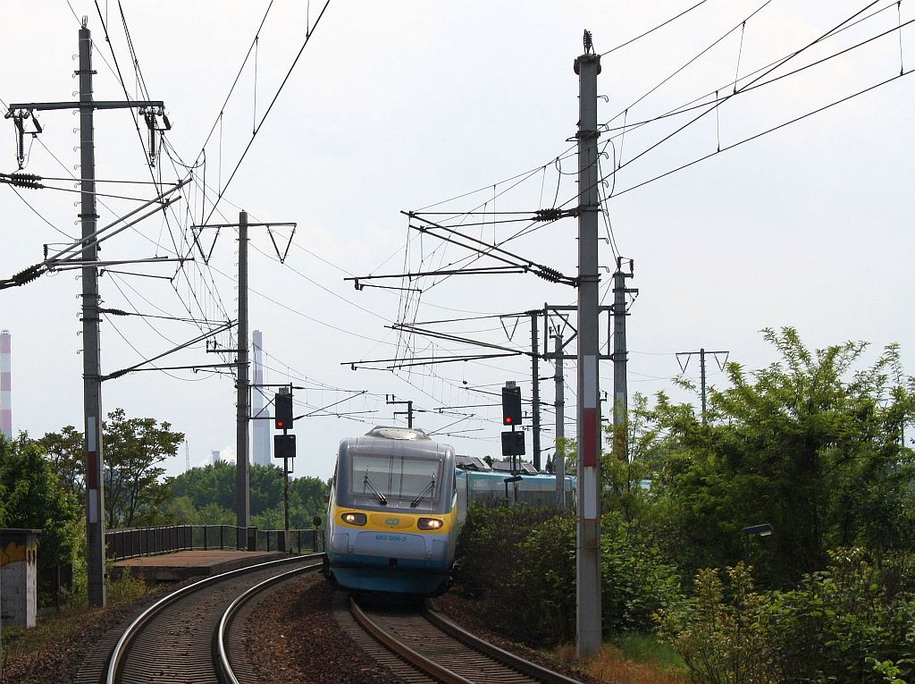 Pendolino 682 006-2 als EC 72 Richtung Prag kurz nach der 
berquerung der Stadlauer Ostbahnbrcke. Wien Lobau, 10.5.10