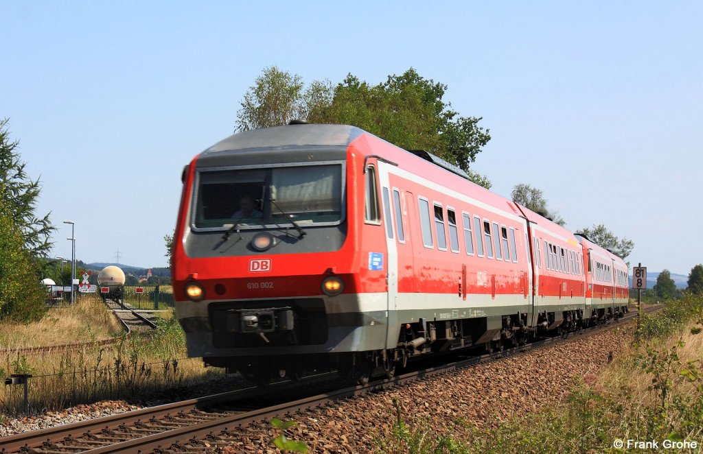 Pendolino DB Regio 610 002 + 019 als RE 3558 Regensburg - Nrnberg, KBS 870 Schwandorf - Nrnberg, fotografiert in Freihls am 23.08.2012 --> Links hinten befindet sich das Anschlugleis mit Entladestelle fr Kesselwagen mit Flssiggas.