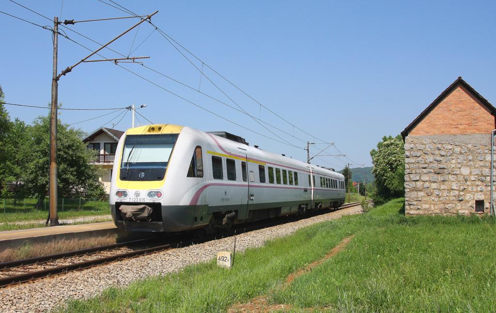 Pendolino HZ 7123015 durchfhrt am 27.5.2011 
den kleinen Bahnhof Belavici und wird in
Krze den Bahnhof Karlovac erreichen.