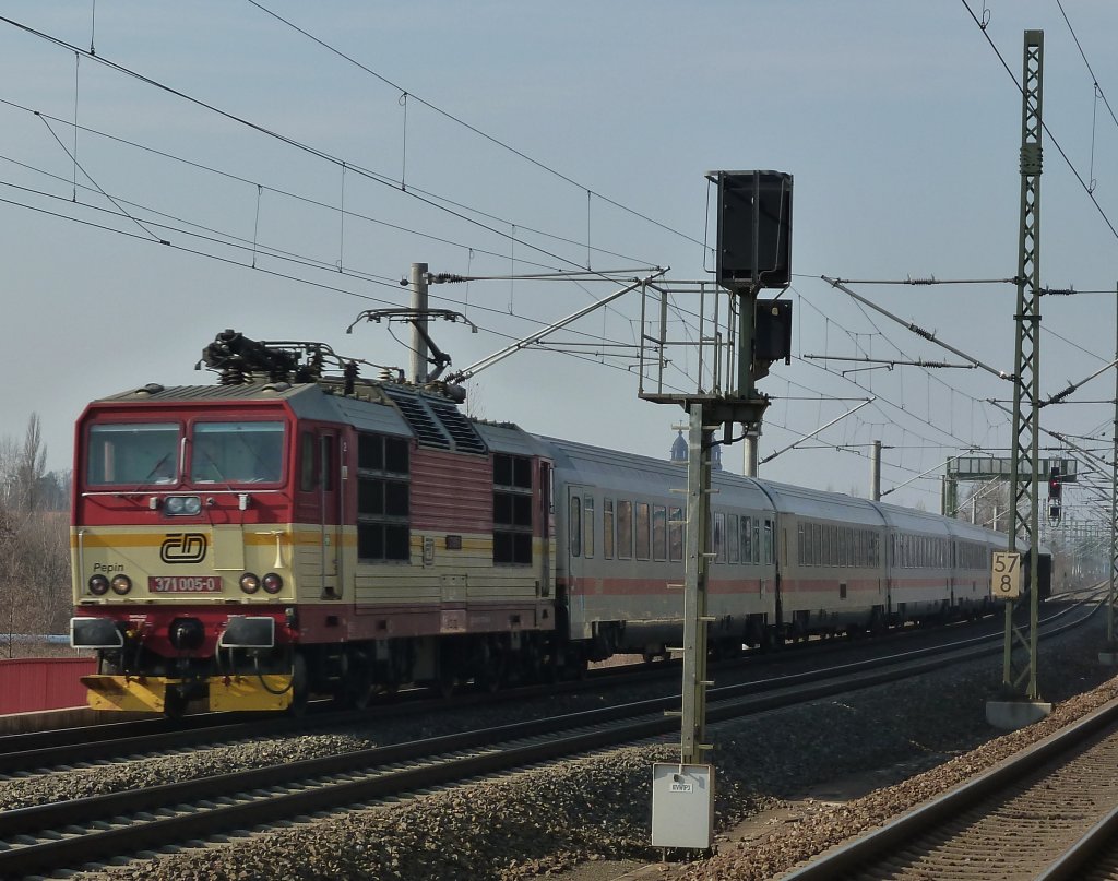  Pepin  371 005 rauschte durch Dresden Reick in Richtung Tschechien.
03.03.11