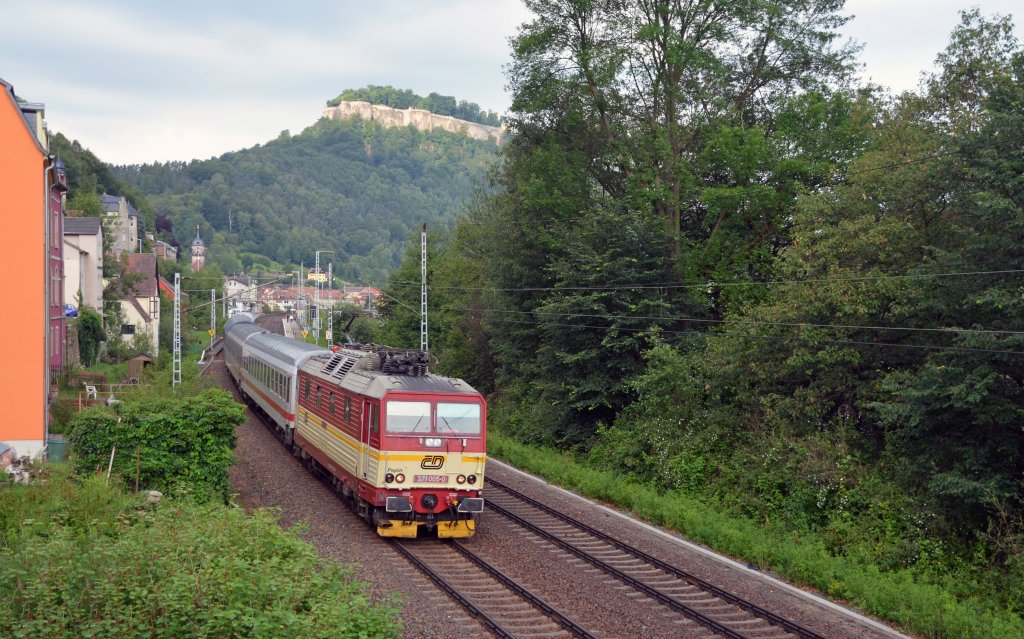 Pepin alias 371 005 bespannte am 01.07.13 den CNL 459 nach Prag, fotografiert bei der Durchfahrt in Knigstein. 