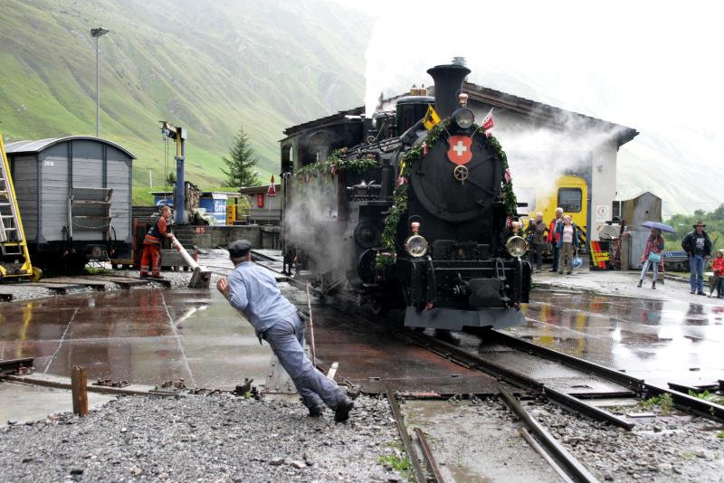 Per Muskelkraft wird die Drehscheibe im Bahnwerk Realp mit der DFB Nr.4 gedreht;14.08.2010