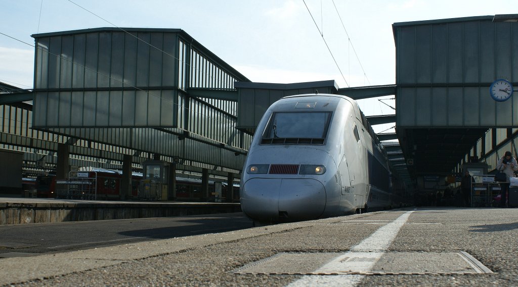 Perfekte Harmonie: die  schwebenden  Bahnhofs-Hallendcher von Stuttgart Hbf.
15. Mrz 2010