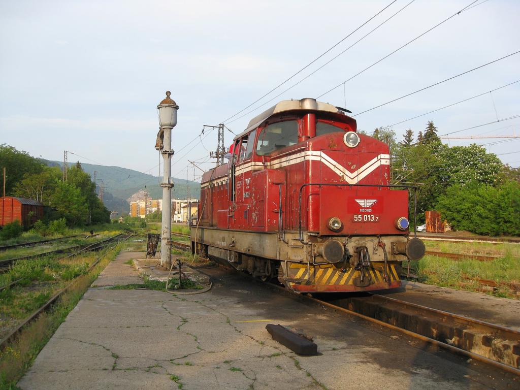 Pernik 7.5.2013
Bei Lok 55013 wird morgens zu Dienst Anfang der Wassertank gefllt. 
Anschlieend wurde die Maschiene betankt und ging dann in Richtung
Sofia auf die Strecke.