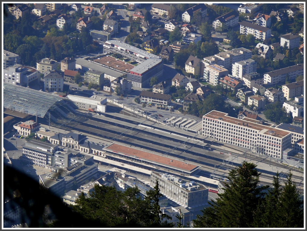 Personenbahnhof Chur mit altem Bahnhofgebude und dem neuen Annexbau, sowie dem Glasdach ber dem Postautodeck. Leider wurde das Glasdach, nicht wie ursprnglich geplant, ber den ganzen Bahnhof weitergezogen. (15.10.2011)