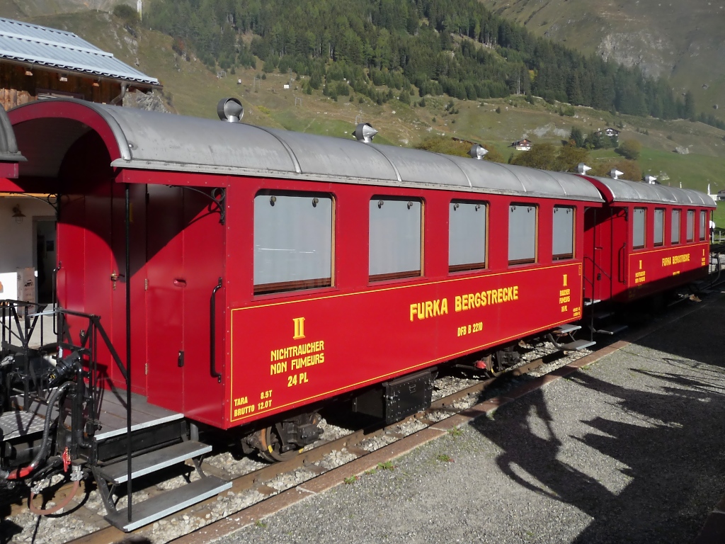 Personenwagen B 2210 der DFB am 2.10.11 in Realp.