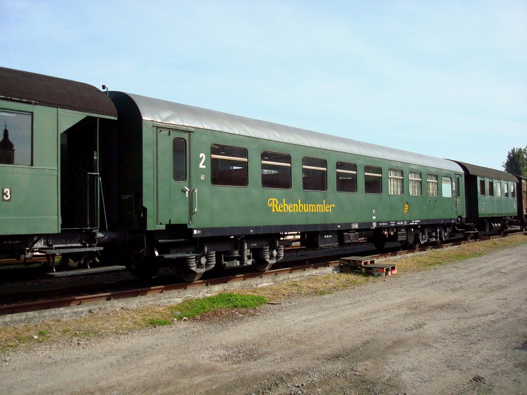 Personenwagen des Museumszuges  Rebenbummler  im Bahnhof Riegel, 2007