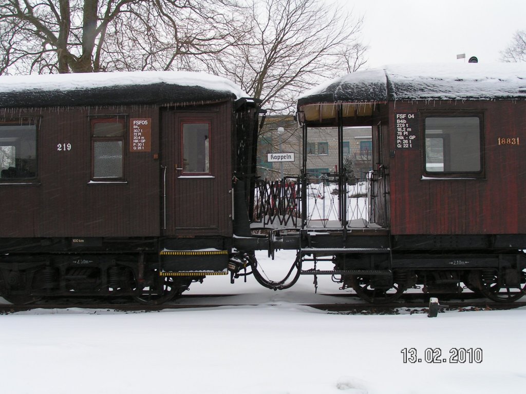 Personenwagen FSF 04 und FSF05 der Angelner Dampfeisenbahn am 13.02.2010 in Kappeln.