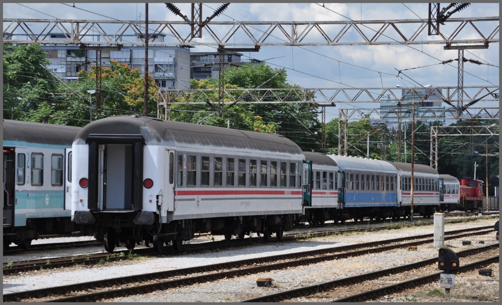 Personenwagen mit verschiedenen Farbschemen in Zagreb. (03.07.2011)