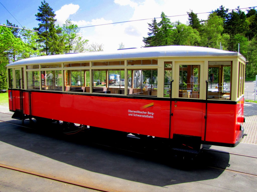 Personenwagen der Oberweibacher Bergbahn, der eigentlich auf der Arbeitsbhne befestigt ist, um zwischen Obstfelderschmiede und Lichtenhain zu pendeln. Doch an diesem schnen Maisamstag kam natrlich der Cabriowagen zum Einsatz; Lichtenhain, 22.05.2010