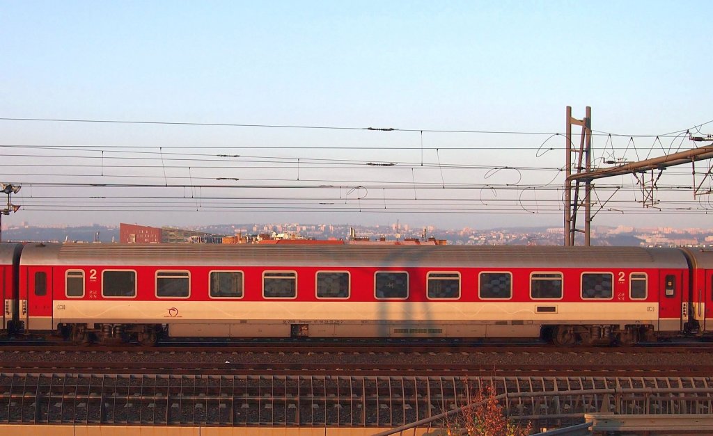 Personenwagen ZSSK Bmpeer 2.Klasse in der Nhe des Hauptbahnhofs in Prag am 19.11.2012.