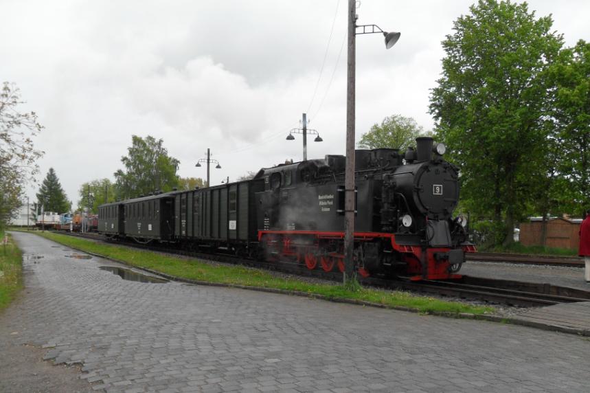 Personenzug 163 ist am 15.05.2010 gerade in Benndorf eingefahren und wird kurz darauf abgerstet.