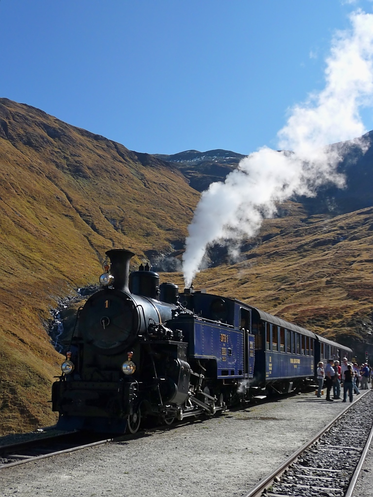 Personenzug der DFB mit Lok HG 3/4  Furkahorn  in der Station Furka, 2.10.11