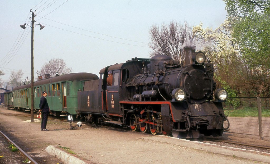 Personenzug Halt im Bahnhof Sroda Miasto. Px 48-1907 hat am 29.4.1991
noch einen Planzug am Haken. Die Einstellung des Personenverkehrs war
aber schon spruchreif.