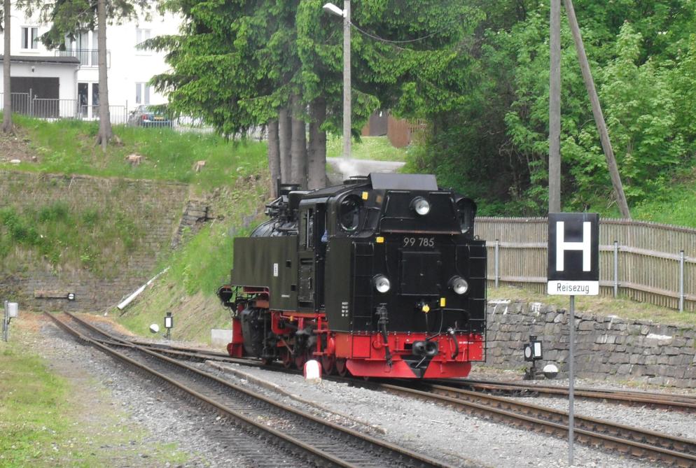 Personenzug SDG 1001 ist in Oberwiesenthal angekommen. Soeben wurde die Neubaulok 99 785 von ihrem Wagenzug abgehangen um an die  Abstellhalle  zufahren um Wasser zu nehmen. (13.06.2010)