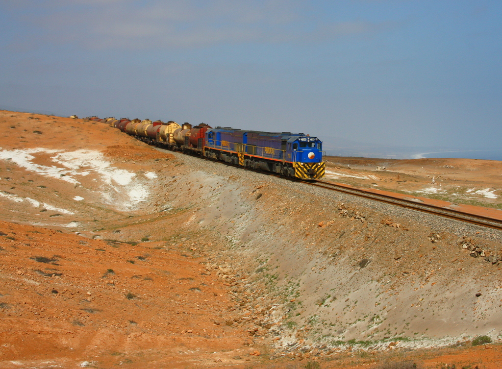 Peru Sdbahn - heute PeruRail - Ein Zug, gefhrt von EMD G26C #752 & #756 mit leeren Tankwaggons fr Minerallprodukte nhert sich der Streckenverzweigung oberhalb von Matarani, woe die Strecke nach Mollendo abzweigt, die der Zug nehmen wird ( Sh. Geoposition - Google zeigt leider nicht die direkte Verbindung zur nach rechts laufenden Strecke nach Mollendo, die im Satellitenbild sichtbar ist. ). 30.08.2011