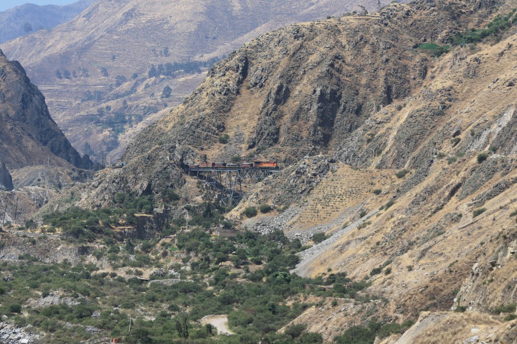 Peru Zentralbahn FCCA : GE C39-8 No. 1012 unterhalb Matucana auf der Challape-Brcke - 05/09/2011