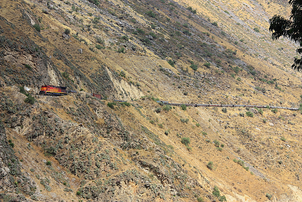 Peru Zentralbahn FCCA : GE C39-8 No. 1012 talfahrend auf der mittleren Ebene der  Balta-Loops , einer Doppel-Kehrschleife zur Hhengewinnung. - 05/09/2011