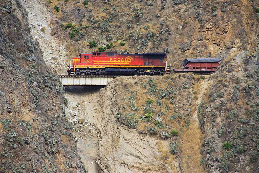 Peru Zentralbahn FCCA : GE C39-8 No. 1012 auf der mittleren Ebene der Balta-Loops auf der Brcke vor einem kurzen Tunnel - alles in der steilen Felswand ... ( Google Maps als Satellit anschauen !) - 05/09/2011