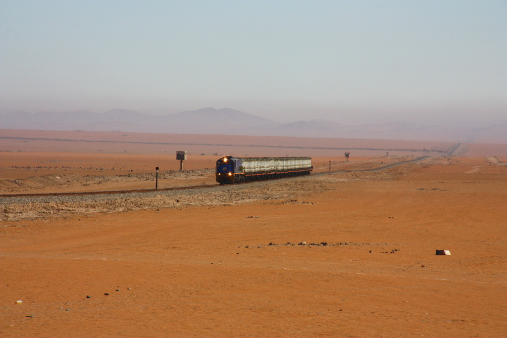 PERURAIL 751 durchquert die Wste auf dem Altiplano in Sdperu. Der Zug kommt vom Hafen Matarani, wo er mit Sure fr die Kupferminen beladen wurde. Er ist kurz vor seinem Ziel La Joya, wo die Behter auf LKW umgeladen und zu den einzelnen Minen gebracht werden. 28.08.2011