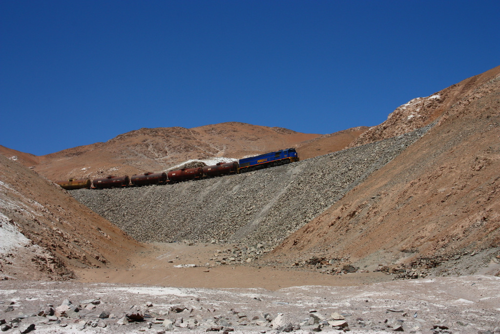 PeruRail 752 ( EMD G26C ) bremst einen Leerwagenzug durch das Kstengebirge hinunter Richtung Mollendo - 31.08.2011