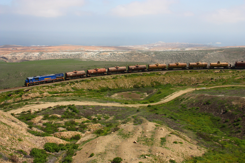 PeruRail 752 ( EMD G26C ) durchfhrt mit einen Leerwagenzug den unteren Teil der oberen Kehrschleife - im Hintergrund die Stadt Matarani und der Pazifik - 31.08.2011