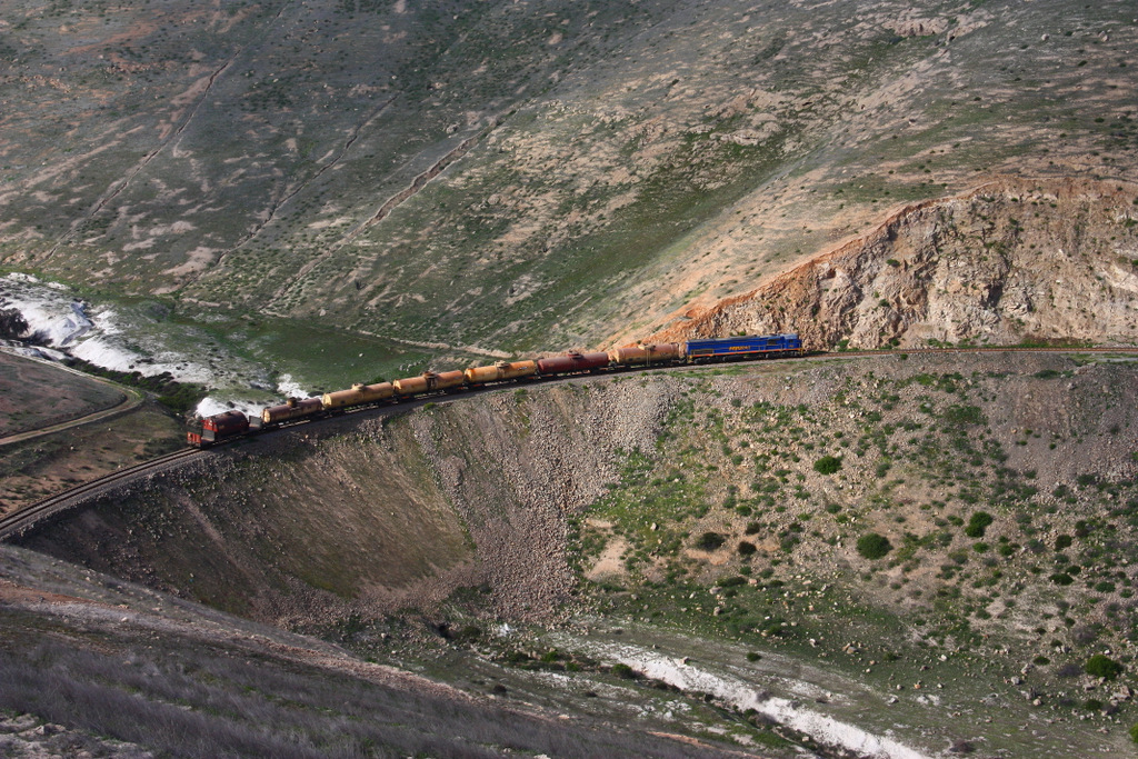 PeruRail 752 ( EMD G26C ) hat in Mollendo Tankwaggons mit Sprit fr's Hochland ( Juliaca / Cuzco ) abgeholt und durchfhrt die untere Kehrschleife des Anstiegs zur Sierra - 31.08.2011