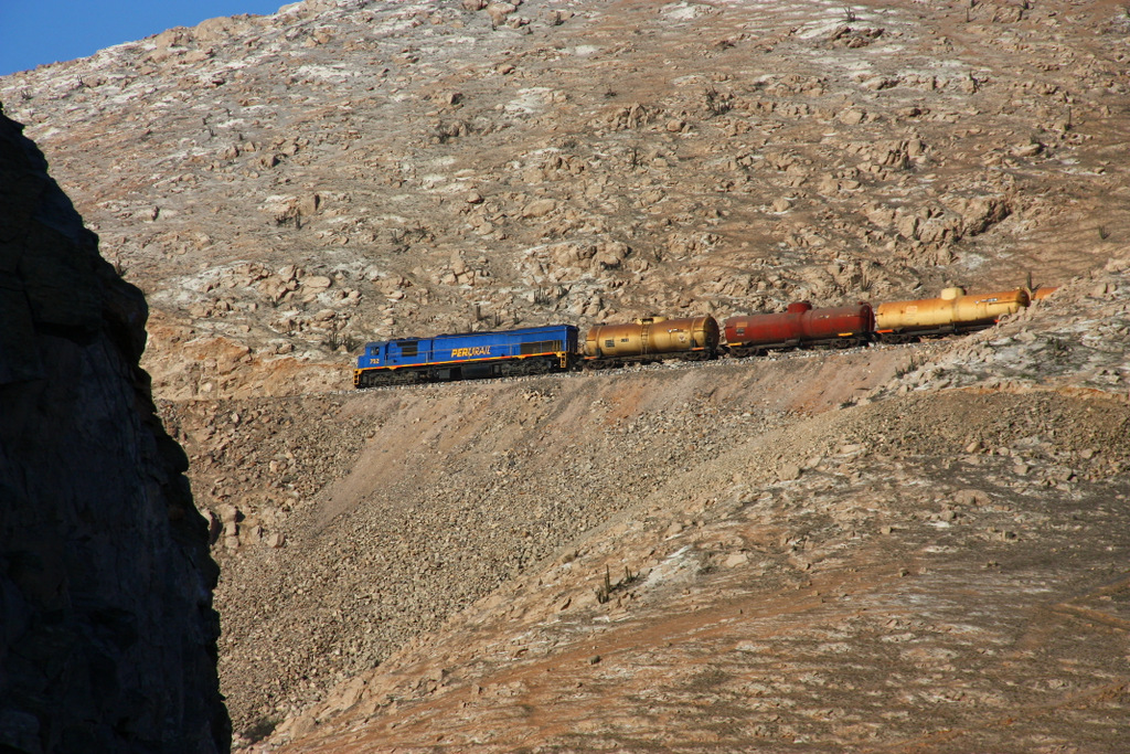 PeruRail 752 ( EMD G26C ) hat in Mollendo Tankwaggons mit Sprit fr's Hochland ( Juliaca / Cuzco ) abgeholt und den Anstieg zur Sierra fast geschafft - 31.08.2011