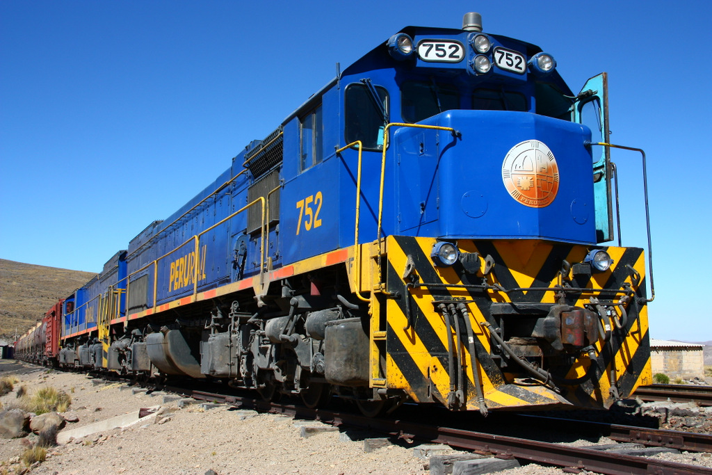 PeruRail Arequipa - Juliaca : EMD G26C 752 & 756 stehen auf einem Seitengleis irgendwo im Hochland (  Pampa de Arrieros  ) und warten auf den Mechaniker, da eine Maschine Probleme hat. So kam ich zu einer ausfhrlichen Unterhaltung mit dem Lokpersonal - ohne wirkliche Spanischkenntnisse zu haben ... 02.09.2011