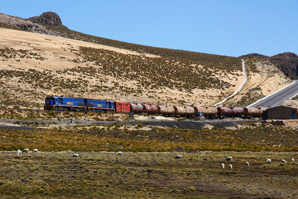 PeruRail Arequipa - Juliaca : repariert ! EMD G26C 752 & 756 fahren bereits auf ca. 3500m Seehhe ... 02.09.2011