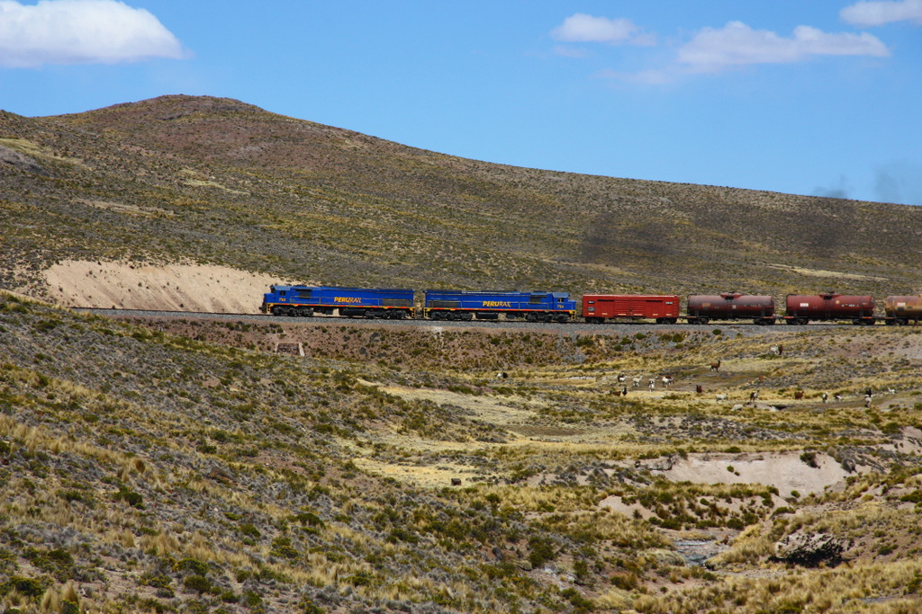 PeruRail Arequipa - Juliaca : EMD G26C 752 & 756 fahren bereits auf ca. 3500m Seehhe ... 02.09.2011