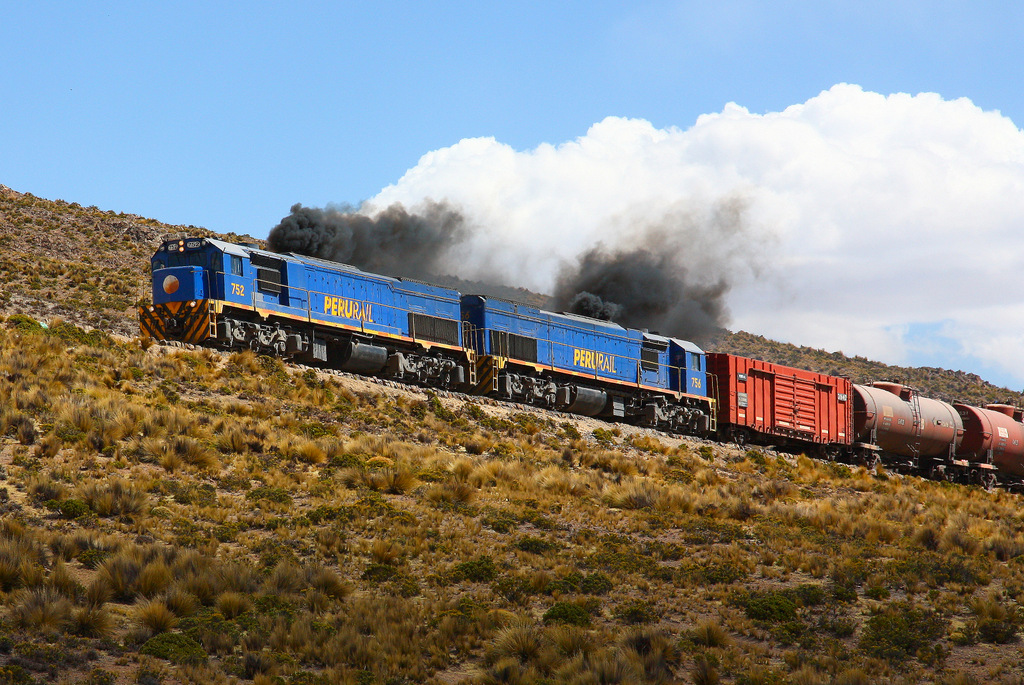 PeruRail Arequipa - Juliaca : Gib Gas Gustav - EMD G26C 752 & 756 fahren bereits auf ca. 3500m Seehhe daher verbrennen die ( schon ziemlich alten ) Dieselmotoren nicht mehr vollsndig, was zu diesen fotogenen Qualmwolken fhrt. 02.09.2011