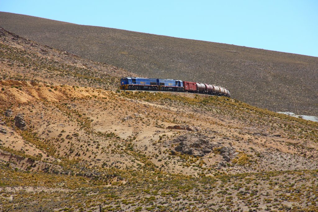 PeruRail Arequipa - Juliaca : EMD G26C 752 & 756 biegen um eine Kurve im endlos scheinenden peruanischen Hochland. 02.09.2011