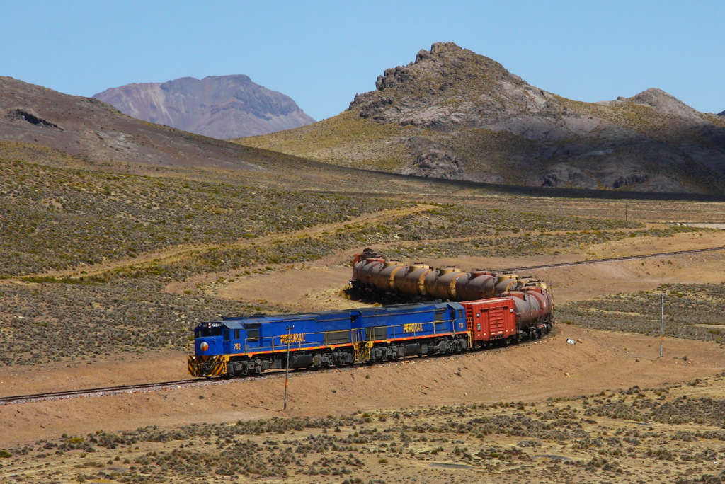 PeruRail Arequipa - Juliaca : EMD G26C 752 & 756 durchfahren eine S-Kurve im endlos scheinenden peruanischen Hochland. 02.09.2011