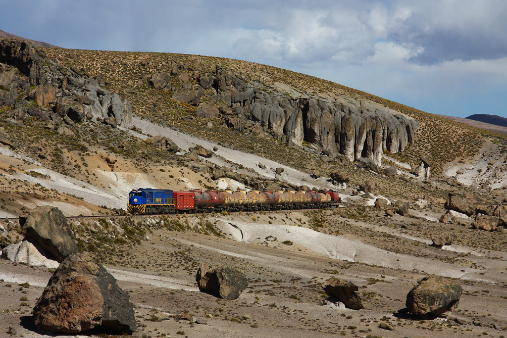 PeruRail Arequipa - Juliaca: EMD G26C #751 passiert eine Landschaft vulkanischen Ursprunges mit Lava-Stcken im Hintergrund und berdimensionalen steinernen  Murmeln  im Vordergrund. 02.09.2011