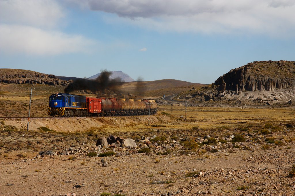 PeruRail Arequipa - Juliaca: EMD G26C #751 passiert eine Landschaft vulkanischen Ursprunges mit Lava-Stcken im Hintergrund . 02.09.2011