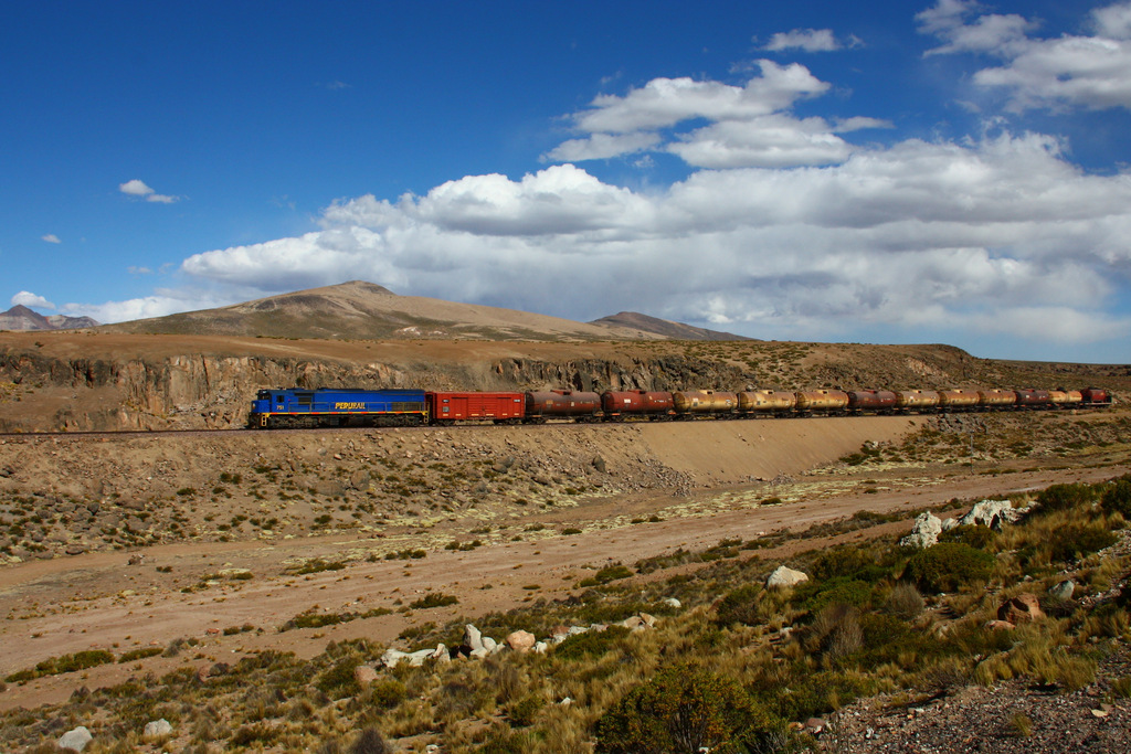 PeruRail Arequipa - Juliaca: EMD G26C #751 im Hochland auf ca. 4500m Seehhe. 02.09.2011