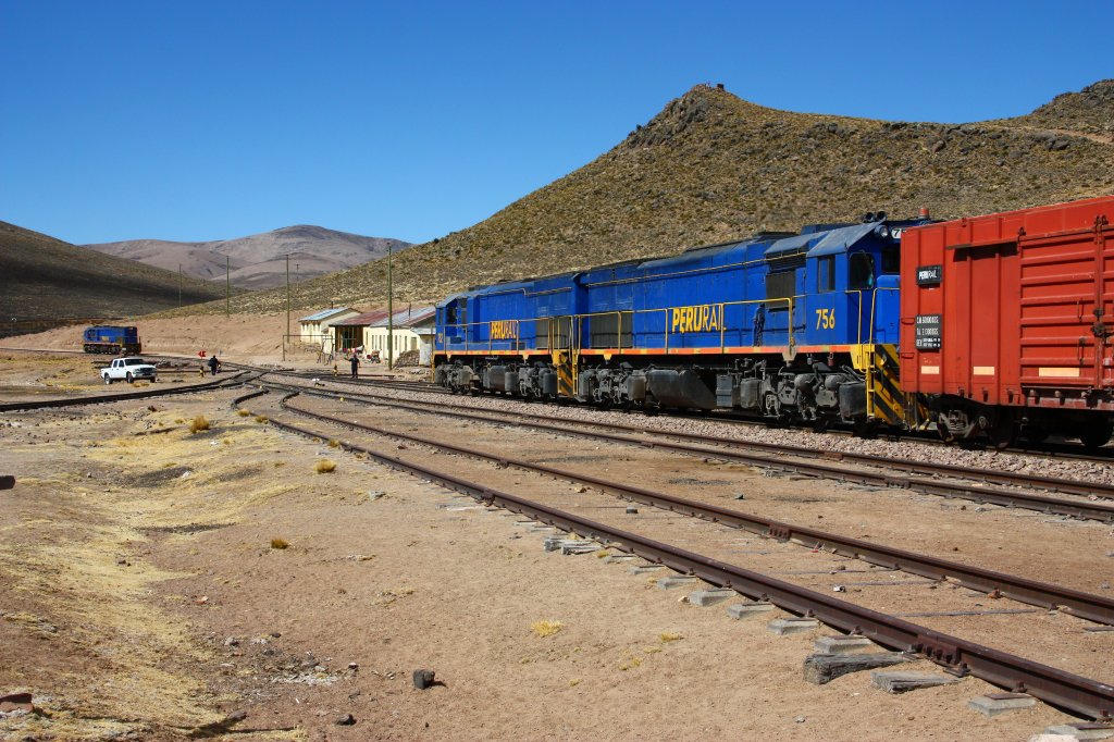 PeruRail Arequipa - Juliaca, Lokwechsel in  Pillones  auf 4370m Seehhe : EMD G26C 752 & 756 haben den Zug mit beladenen Tankwaggons aus Mollendo heraufgebracht, und bernehmen den Leerwagenzug fr die Rckfahrt. Da die Strecke weiter nach Juliaca keine grossen Steigungen aufweist, gengt hierfr eine G26C. #751 wird daher die beladenen Waggons weiterbefrdern. 02.09.2011