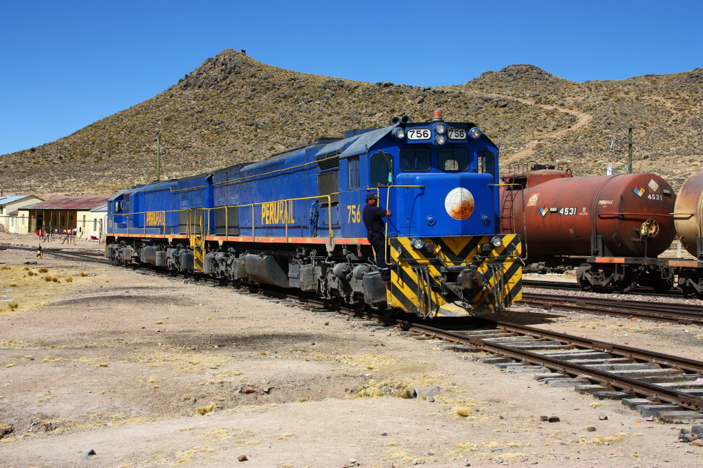 PeruRail Arequipa - Juliaca, Lokwechsel in  Pillones  auf 4370m Seehhe : EMD G26C 752 & 756 haben den Zug mit beladenen Tankwaggons aus Mollendo heraufgebracht, und bernehmen den Leerwagenzug fr die Rckfahrt. Hierfr werden sie auf dem Gleisdreieck gewendet, denn der Fhrerstand der 752 funktioniert nicht. 02.09.2011