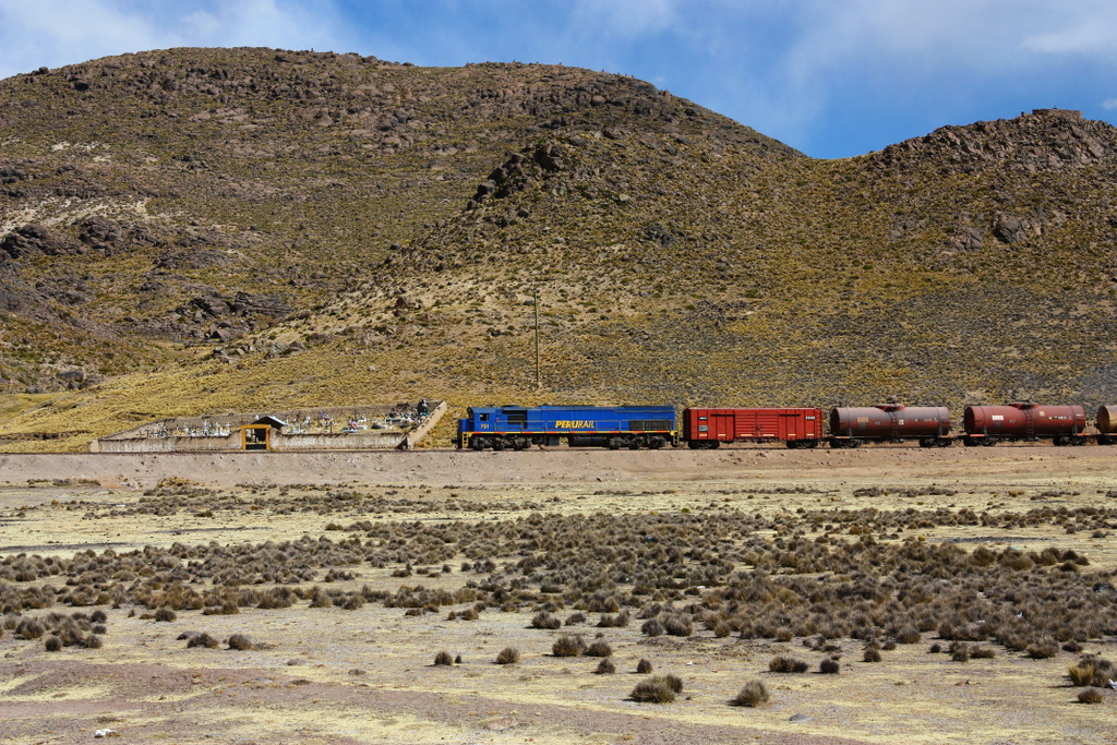 PeruRail Arequipa - Juliaca,  Pillones  auf 4370m Seehhe : EMD G26C #751 fhrt an einem einsamen Friedhof vorbei mit beladenen Tank-Waggons fr Cuzco. 02.09.2011