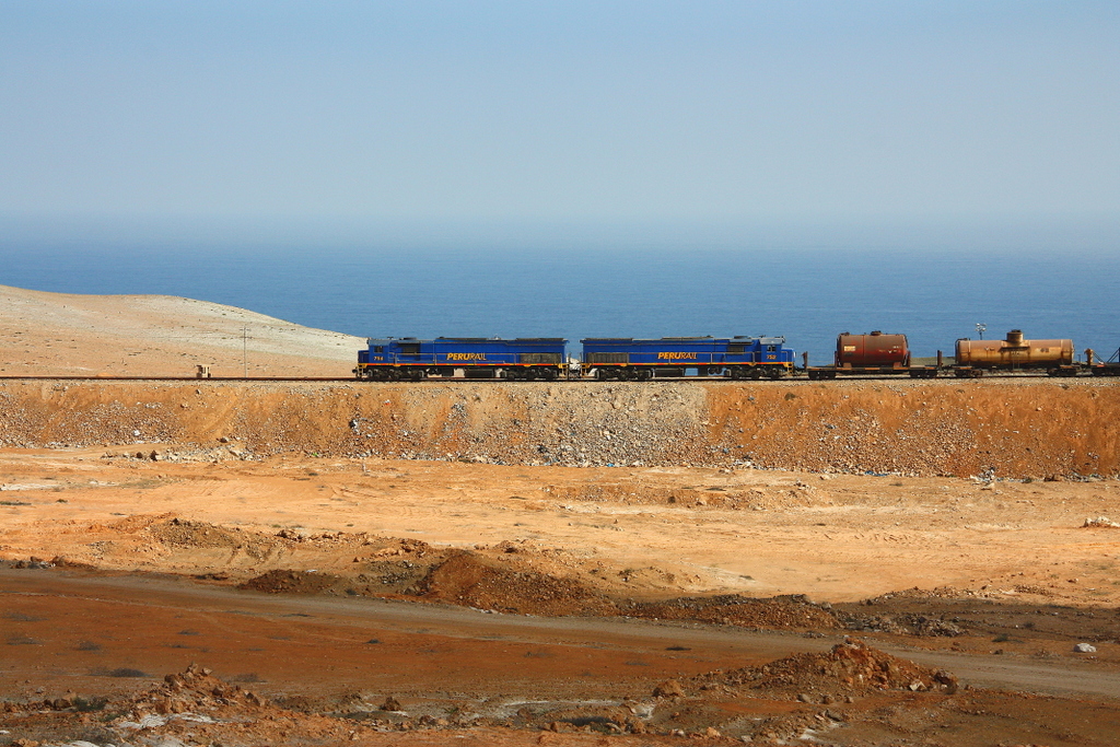PeruRail - Der Zug, gefhrt von EMD G26C #752 & #756, mit leeren Tankwaggons fr Minerallprodukte verlsst das Gleisdreieck oberhalb von Matarani, und befhrt jetzt die  Strecke nach Mollendo, wo die Verladeanlage ist. 30.08.2011