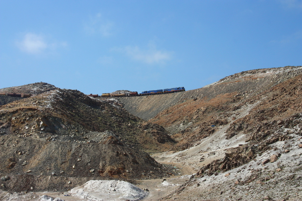 PeruRail - Der Zug, gefhrt von EMD G26C #752 & #756, mit leeren Tankwaggons fr Minerallprodukte befhrt die letzten km nach Mollendo, wo die Verladeanlage ist. 30.08.2011