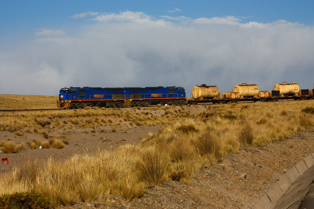 PeruRail Juliaca - Arequipa : EMD G26C No.756 & 752 rollen mit Leerwagen talwrts - 03.09.2011