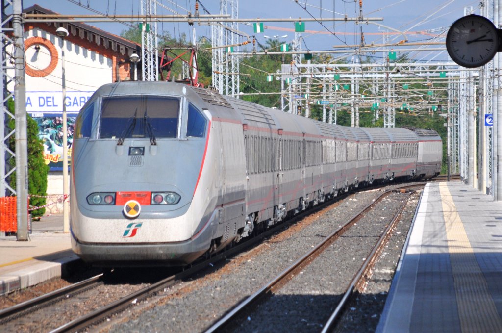 PESCHIERA del Garda (Venetien/Provinz Verona), 27.09.2011, EuroStarCity 9723 nach Venezia Santa Lucia bei der Ausfahrt