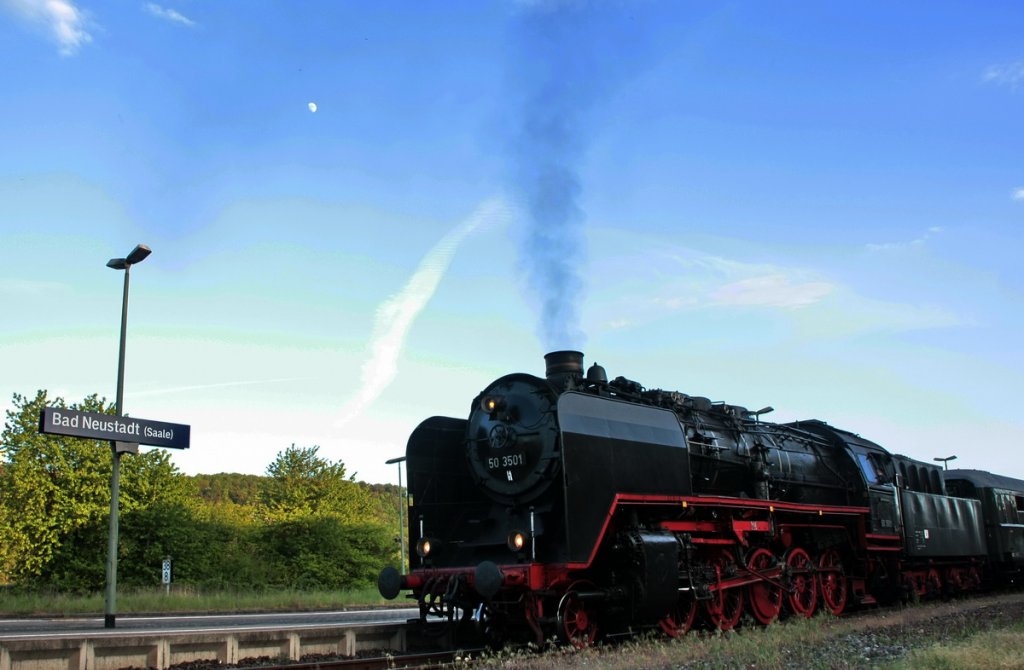 Pfingsfahrt am 23.5.10 mit dem Meininger Dampflokverein (MDV) und der 50 3501 + 3 Schrzenwagen zum Dampflokfestival 175 Jahre Deutsche Eisenbahn in Neuenmarkt-Wirsberg.
Hier abends auf dem Rckweg in Bad Neustadt(Saale) und der Mond lt gren !